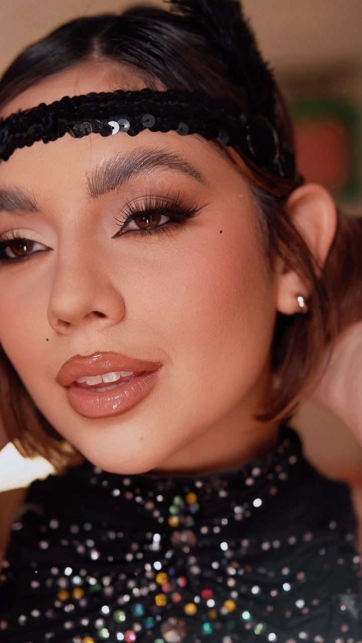 1920s Women Makeup: 9 Ideas for Lips, Eyes and Nails 5 Woman with long eyelashes wearing a black sequined headband and 1920s makeup.