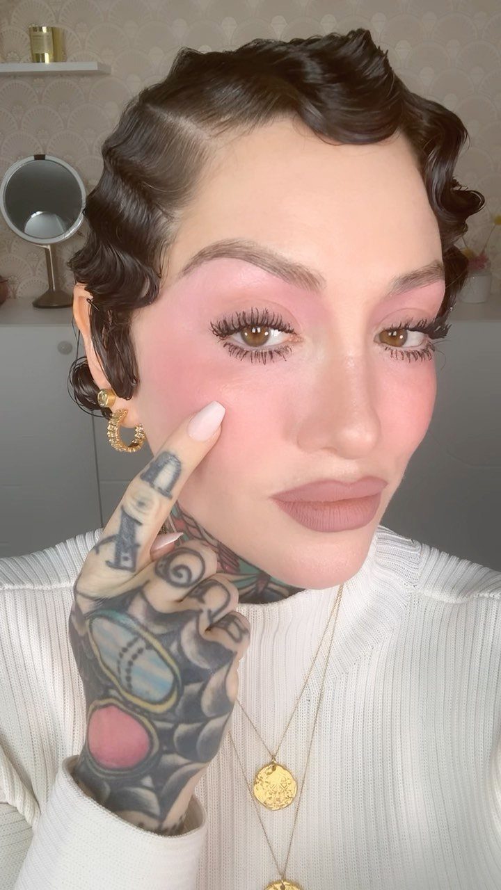 1920s Women Makeup: 9 Ideas for Lips, Eyes and Nails 9 Woman with 1920s finger-wave hair and vintage-style makeup posing for a portrait.