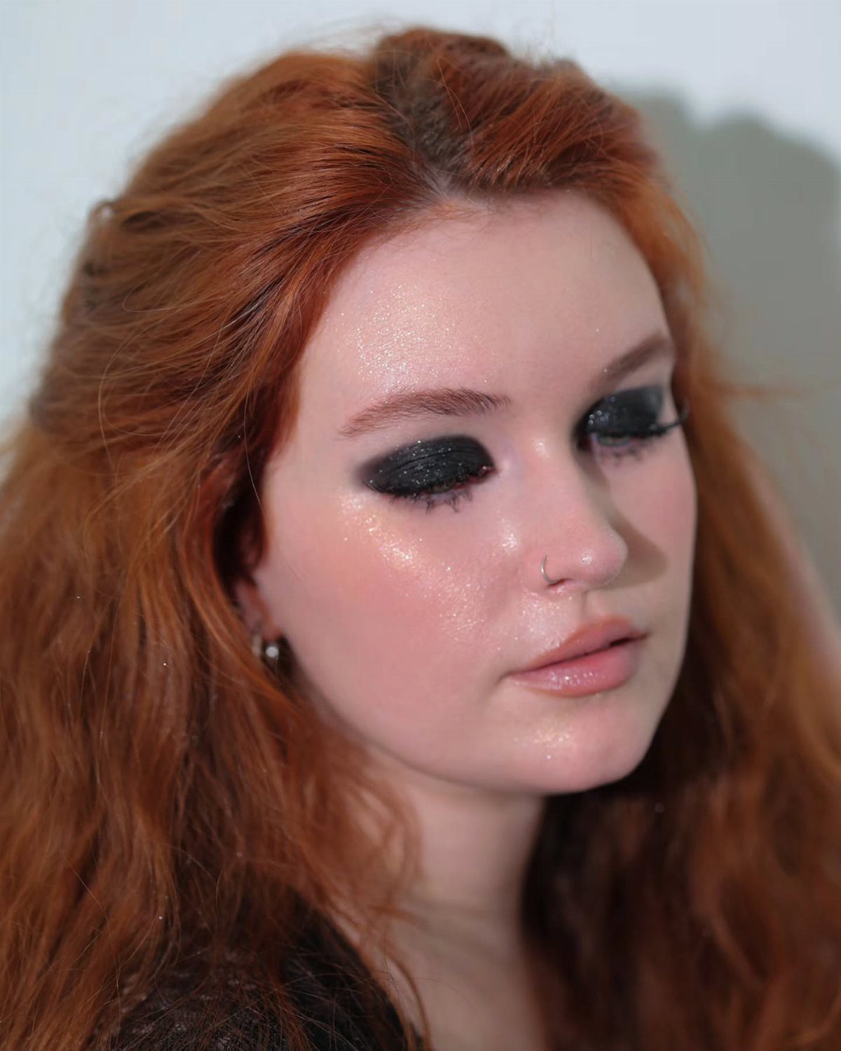 2006 Makeup Look Ideas: 6 Styles From Frosted Shadow to Glitter 4 Woman with red hair wearing glittery dark eyeshadow and glossy pink lips.