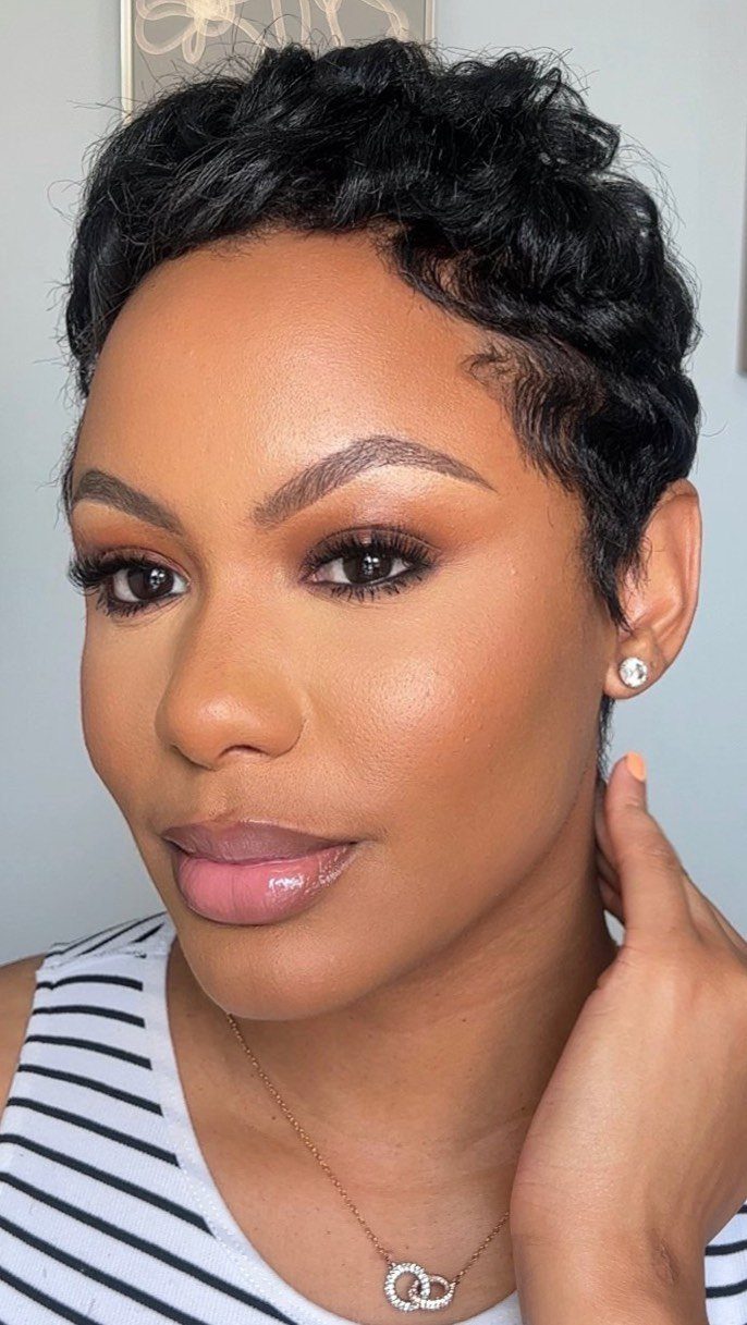 Black Skin Makeup Ideas: 8 Looks From Bronzer to Glossy Lips 7 Woman with dark skin wearing soft brown eyeshadow and glossy pink lips.