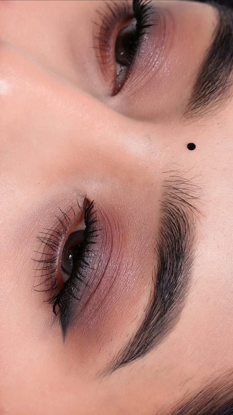 Daily Smokey Eye Ideas: 9 Looks for Every Day 5 Eyes with mauve smokey eyeshadow and dark mascara on long lashes.