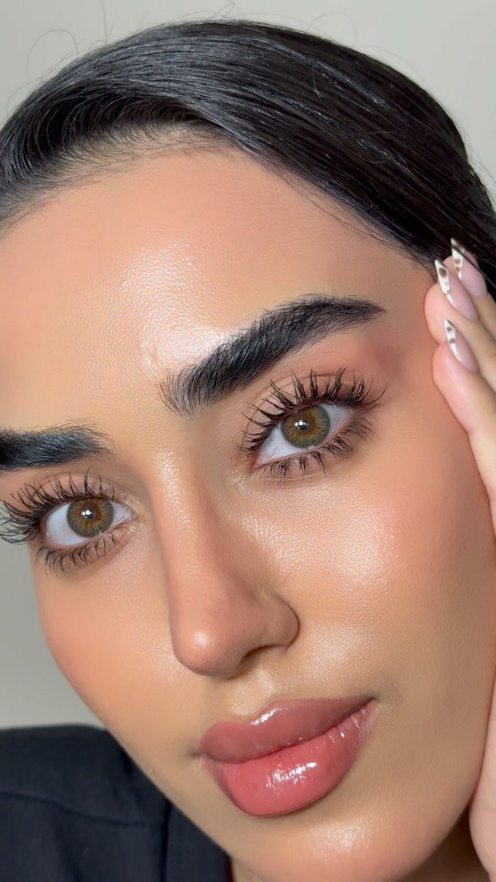 Eye Makeup for Sunken Eyes: 5 Ideas That Add Volume 4 Woman with glowing makeup and thick, volumized black mascara on her eyelashes.
