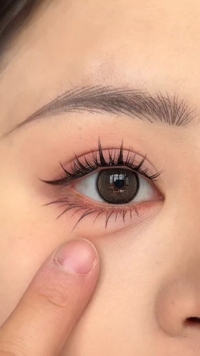 How to Do Makeup for Big Eyelids: 7 Ideas to Try 5 Close-up of an eye with winged eyeliner and long lashes for big eyelids