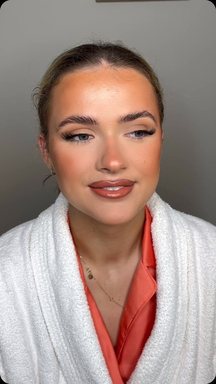 Makeup for Pale Skin and Blue Eyes: 6 Looks to Try 6 Woman with pale skin and blue eyes wearing a full makeup look