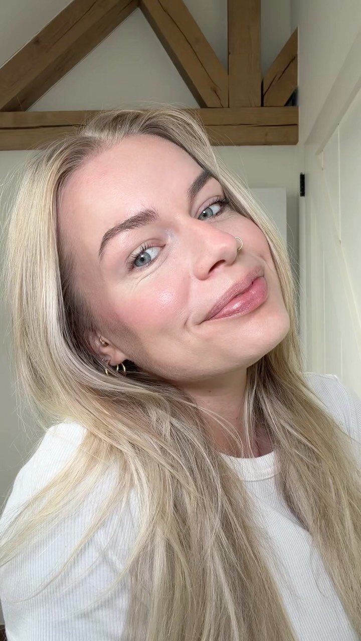 Makeup for Pale Skin and Blue Eyes: 6 Looks to Try 1 Woman with pale skin and blue eyes wearing a subtle natural makeup look.