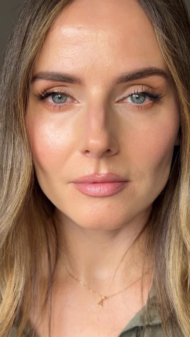 Natural Bronzy Makeup Looks: 10 Warm Glow Ideas 2 Woman with blue eyes wearing warm-toned eyeshadow and natural bronzy makeup.