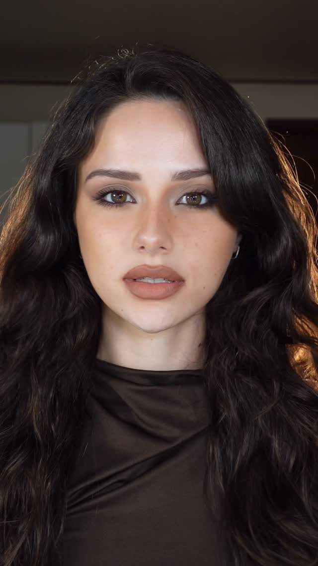 Natural Bronzy Makeup Looks: 10 Warm Glow Ideas 10 Woman with long wavy brown hair wearing natural bronzy makeup and nude lipstick.