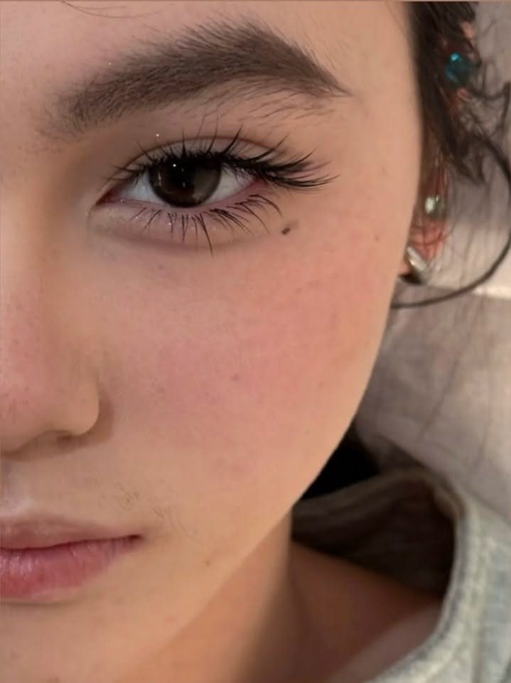 Pretty Monolid Eyes: 5 Makeup and Styling Ideas to Try 3 Close-up of monolid eyes with long, dark false eyelashes and soft makeup.