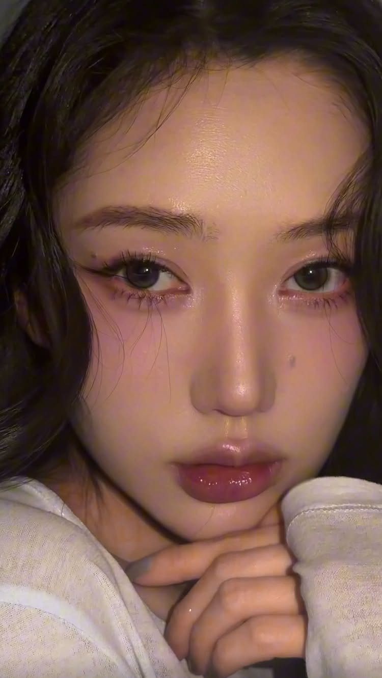 Warm Asian Makeup: 6 Peach, Coral and Red Ideas 4 Asian woman wearing subtle coral eyeshadow and blush with glossy pink lips.